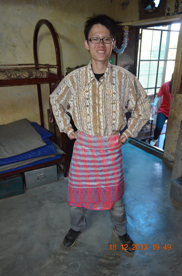 Fun Liang trying out the Malay traditional costume